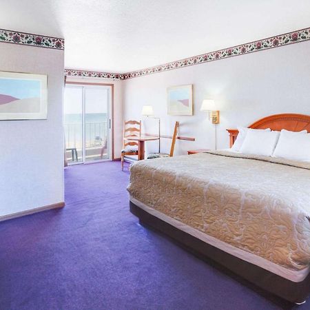 Super 8 Beachfront By Wyndham Mackinaw City, Mi Kültér fotó