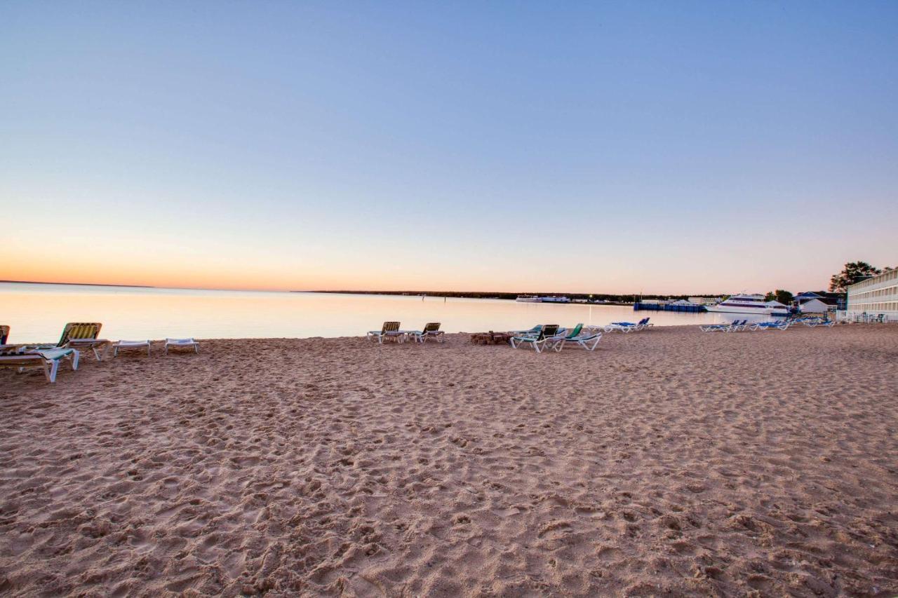 Super 8 Beachfront By Wyndham Mackinaw City, Mi Kültér fotó