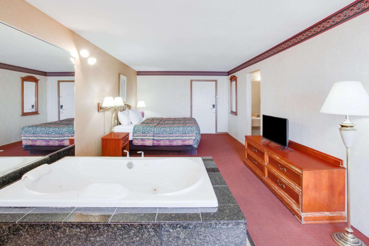 Super 8 Beachfront By Wyndham Mackinaw City, Mi Kültér fotó